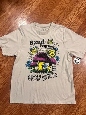 Neff Cream Graphic Tee Butterflies and Mushrooms 90’s Skater Oversized size M